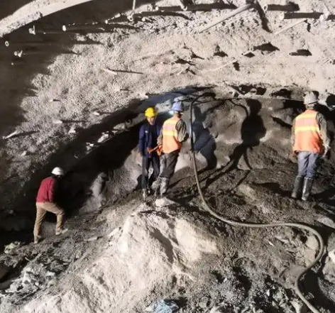 平山拱顶带模注浆料的施工流程及注意事项